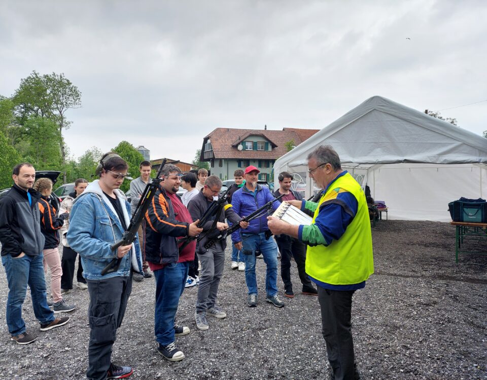 Sicherheit geht vor: Josef Amhof (rechts im Bild) bei der Instruktion und Waffenkontrolle vor dem Schiessen